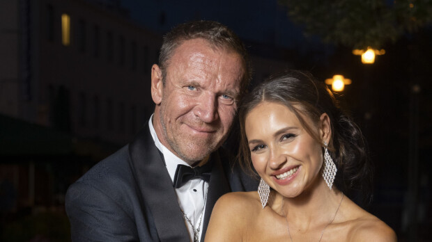 Huh, mikä kaula-aukko! Johanna Harlin poseeraa punaisella matolla