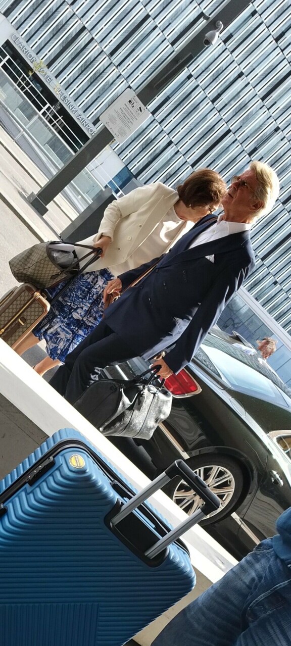 Nalle, Saara-vaimo ja musta Bentley.