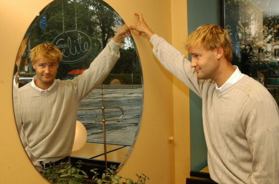 Värikkäänä tv-kasvona muistettu Joonas Hytönen 2004.