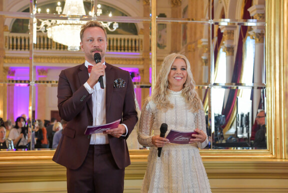 Mikko ja Krista Siegfrids infosivat 2020 Kämpin peilisalissa UMK-tilanteesta.