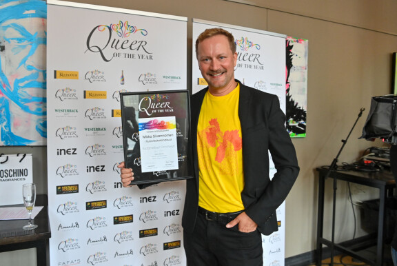 Mikko sai kiitosta viisujuonnoista 2022 Pride-viikon Queer of the Year -tunnustuksella.