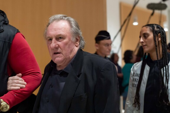 Depardieu kiisti ahdistelleensa naisia seksuaalisesti, mutta oikeus totesi hänet syylliseksi.