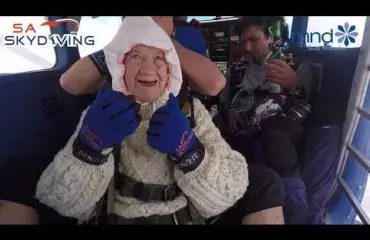 Maailman vanhin laskuvarjohyppääjä kerää varoja hyväntekeväisyyteen - katso video!