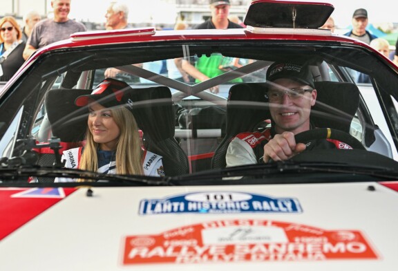 Jannilla ja Jari-Matilla on hymy herkässä ralliautossa.