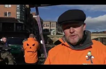 Maailman suurin kurpitsavene laskettiin vesille - katso video!