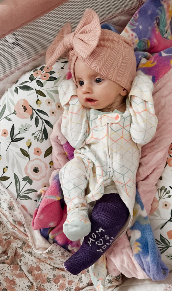 Äidin mielestä Hazel näyttää nukelta isoine silmineen ja kauniine ihoineen.