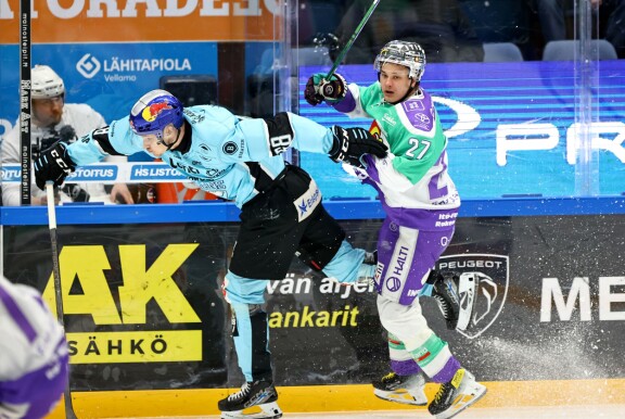Onni Lind (oik.) pelasi Jokereissa liigakarsintoja Pelicansia vastaan. Nyt hän siirtyy itse Lahteen.