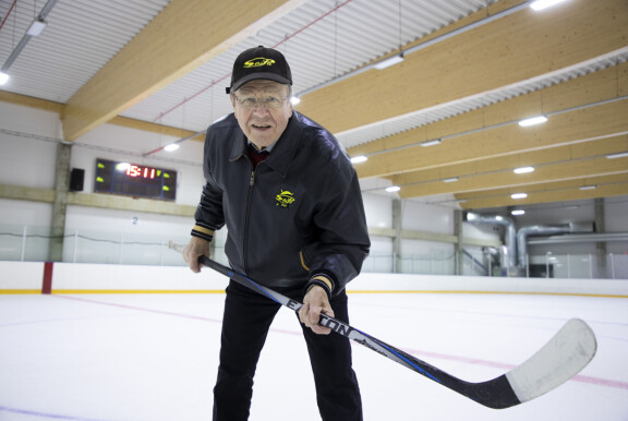 Arvi-pappa on iloinen pojanpoika Onni Lindin liigasopimuksesta Lahden Pelicansiin.