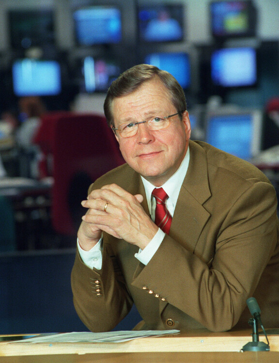 Arvi Lind juonsi runsaat 10 000 uutislähetystä. Mestarin viimeinen uutislähetys nähtiin 15.10.2003.