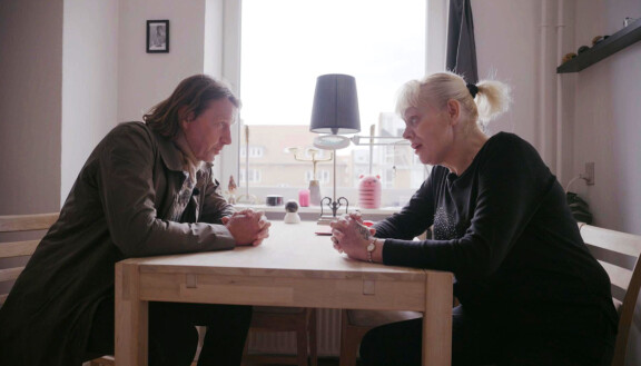 Anja pääsee dokumenttisarjan aikana muuttamaan uuteen kotiinsa. Kuvassa hän istuu ohjelman toimittajan, Anders Aggerin, kanssa.