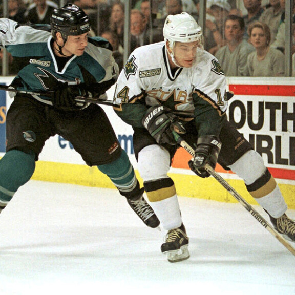 Arvin poika Juha Lind (oik.) kiekkoili NHL:ssä kaudet 1997-2001. Arvin poika Juha Lind (oik.) kiekkoili NHL:ssä kaudet 1997-2001.