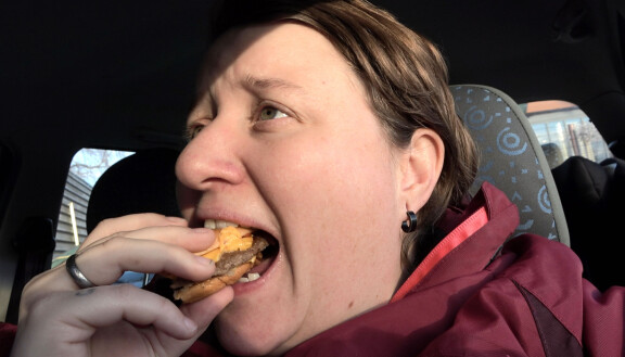 Martina myöntää syövänsä salaa vaimoltaan.