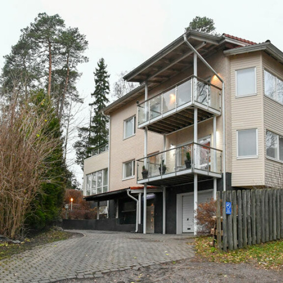 Mersu paloi tämän talon pihalla. Tuli levisi autotallin vasemmalla puolella näkyvään punaiseen räystääseen. Mersu paloi tämän talon pihalla. Tuli levisi autotallin vasemmalla puolella näkyvään punaiseen räystääseen.