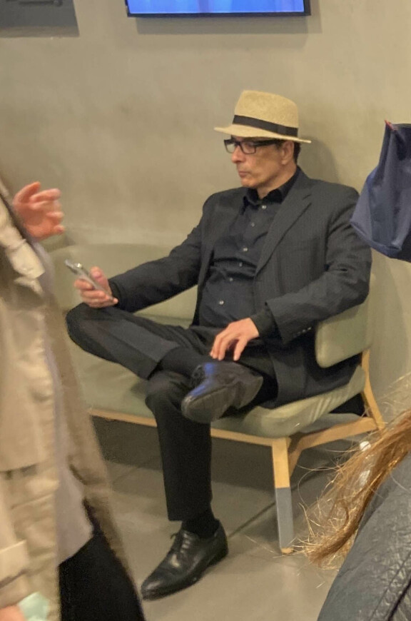 Heikki keskittyi puhelimeensa seuralaista odotellessaan.
