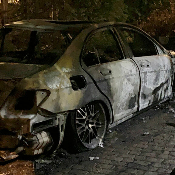 Palanut auto oli Viron kilvissä. Palanut auto oli Viron kilvissä.