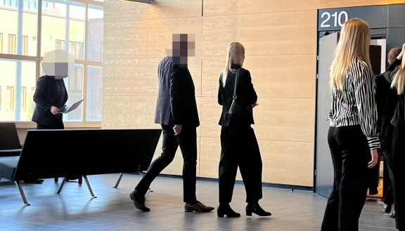 Jessica käyttäytyi oikeudenkäynnissä ja sen väliajoilla neutraalisti.