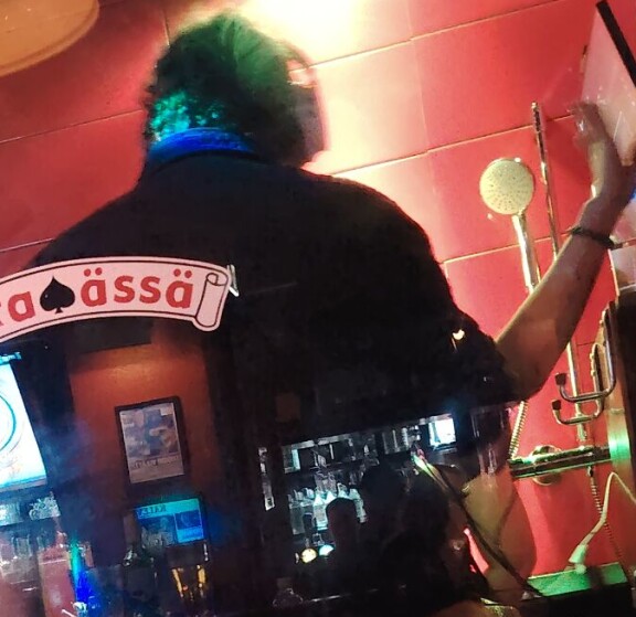 Koomikko lähti laulun matkaan jyväskyläläisen karaokebaarin kopissa.