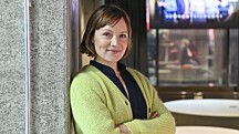 Kuumia suudelmia! Elena Leeve ja menestysohjaaja kuhertelivat ratikkapysäkillä – kuvat julki!