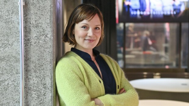Kuumia suudelmia! Elena Leeve ja menestysohjaaja kuhertelivat ratikkapysäkillä – kuvat julki!