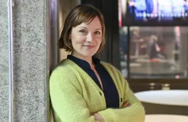 Kuumia suudelmia! Elena Leeve ja menestysohjaaja kuhertelivat ratikkapysäkillä – kuvat julki!