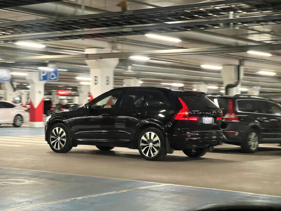 Pete ratsasti paikalta ruotsalaisen autoteollisuuden helmellä eli Volvolla.