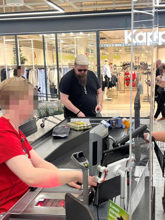 Pete iski ostoksensa kassiinsa varmoin ottein ja huolellisesti keskittyneenä.