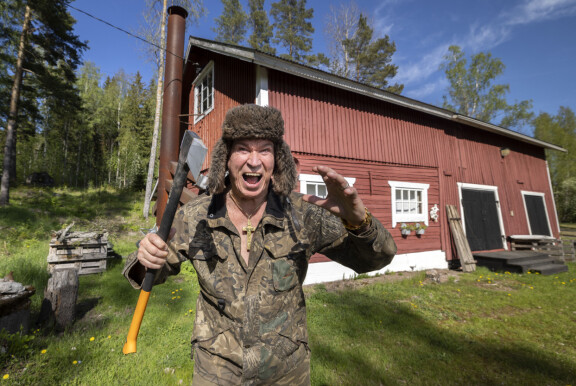 Karvalakki, kirves ja kesä! Ile nauttii kaikenlaisesta hassuttelusta kesämökillään.