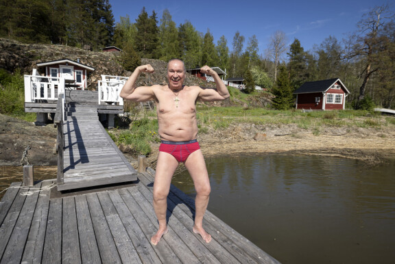 Se on seksikesä! Ile hankkii rusketusta vaikka pikkukalsareissa.