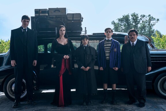 Joonas Suotamo (vasemmalla), Catherine Zeta-Jones, Jenna Ortega, Isaac Ordonez ja Luis Guzmán Wednesday-sarjan outoina hahmoina.