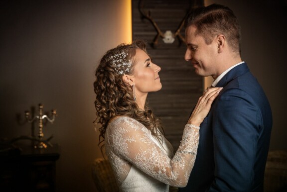 Satu kehuu antaumuksella hotellin järjestämää hääjuhlaa, joka oli intiimi.