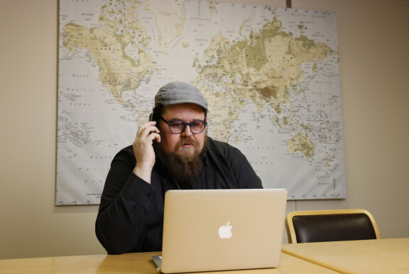 Pete kehuu antaumuksella kananmunia.