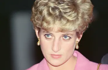 Prinsessa Dianan salattu elämä: valeasussa homobaariin