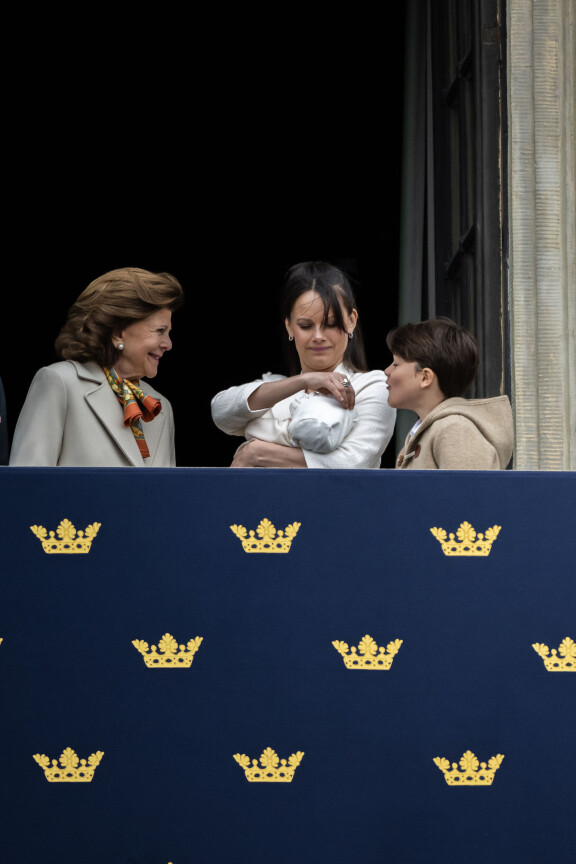Isoäiti kuningatar Silvia säteili ylpeänä prinsessa Inesin ensimmäisellä edustuskeikalla.