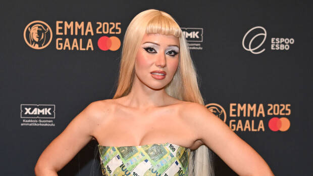 Nyt jysähti! Artisti Olga peitti itsensä hopeamaaliin – näyttävät otokset