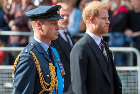 William ja Harry kuvattuna kuningatar Elisabetin hautajaisissa vuonna 2022. Tuolloin he eivät vielä pitäneet valtaisaa hajurakoa.