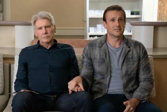 Harrison Ford (kuvassa vasemmalla) halusi mukaan Shrinking-sarjaan luettuaan käsikirjoituksen. Kuvassa myös yksi sarjan luojista ja päätähdistä Jason Segel.