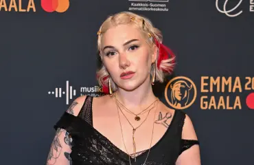 Evelina julkaisi yläosattoman sänkykuvan – yksi asia varasti huomion