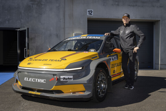 Rallitähti Marcus Grönholm otti tuntumaa keskiviikkona Kymiringin asvalttirataan.