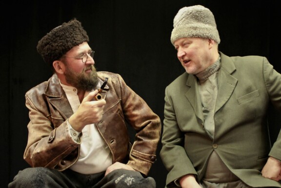Terho tupruttelee ainoastaan teatteripiippua. Kuva teatteriryhmä Länsmäkisten esityksestä.