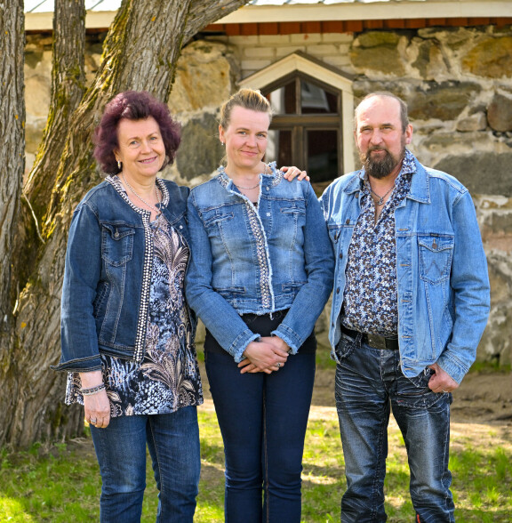 Anita (vas.), Marianne (kesk.) ja Terho ovat puuhaileet tv:stä tutulla 'farmilla' vuodesta 2004 lähtien.