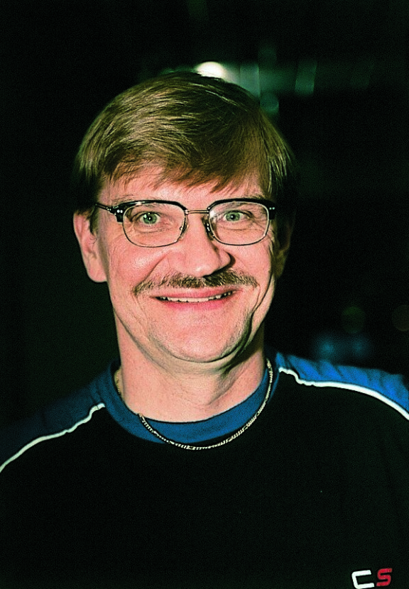 Antero Mertaranta mullisti suomalaisen urheiluselostamisen. Kuva vuodelta 1998.
