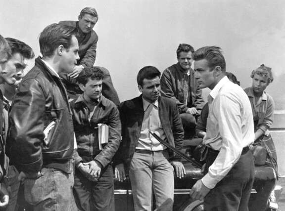 Hopper (takana ylhäällä) ja James Dean (toinen oikealta) elokuvassa Nuori kapinallinen.