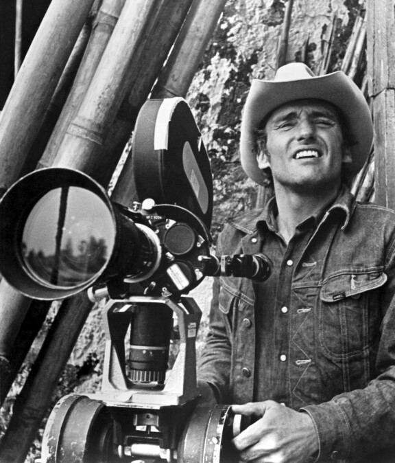 Dennis Hopper ohjaa elokuvaa The Last Movie.