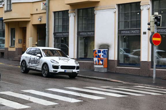 Archie pysäköi autonsa yllättävään paikkaan.