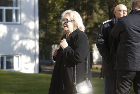 Tältä Marjatta Leppänen näytti muutama vuosi sitten Jukka Virtasen hautajaisissa. Taustalla jalkapallolegenda Atik Ismail.