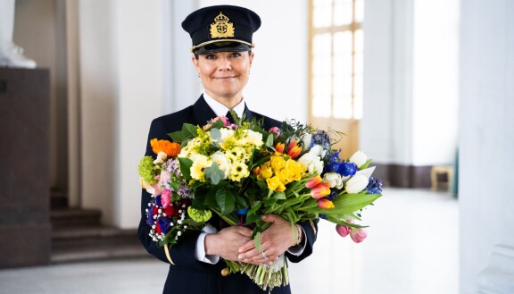 Maaliskuussa Victoria edusti nimipäiväjuhlissaan univormussa.