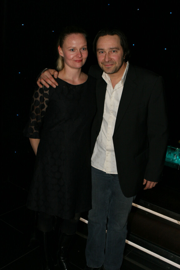 Teemu ja Nina-vaimo vuonna 2007. Suurperheen isä muistelee, että ensimmäisen lapsen kohdalla kaikki oli yhtä opettelua. Hän tekisi joitain asioita eri tavalla jos voisi. – Mutta mitään en kuitenkaan kadu.