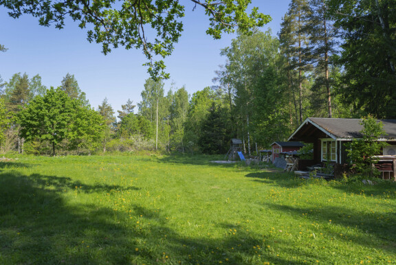 – Emme tarvitse lapsille erillistä leikkipaikkaa, koska piha itsessään on leikkipaikka, Heikki sanoo.