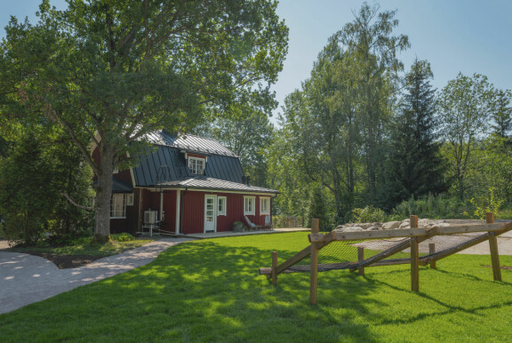 Laura hyödynsi purettujen rakennusten hirret ja teki niistä aurinkotuolin pihalle.