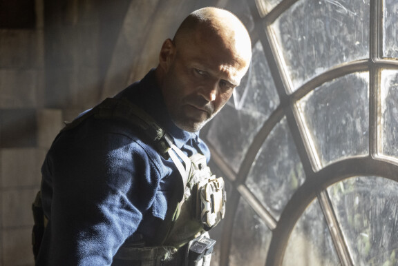 Jason Statham on rehellistä työtä tekevä Levon Cade.